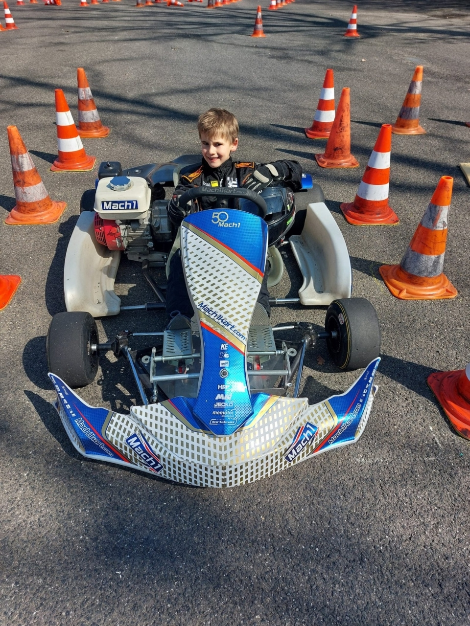 Dieses Bild zeigt Juhani mit Rennanzug im Kart.