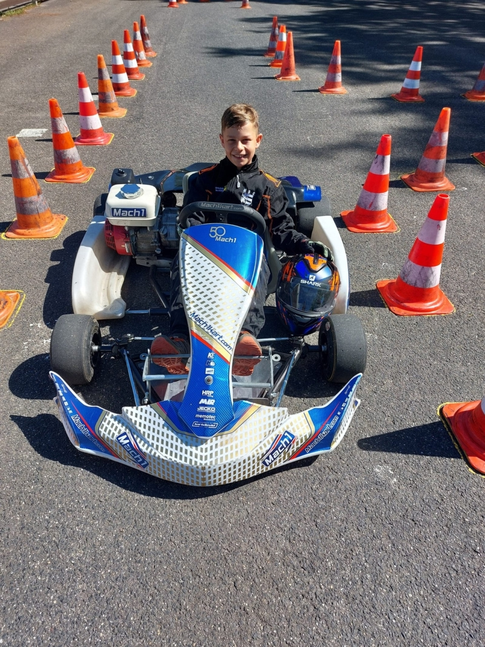 Dieses Bild zeigt Luis C. mit Rennanzug im Kart.