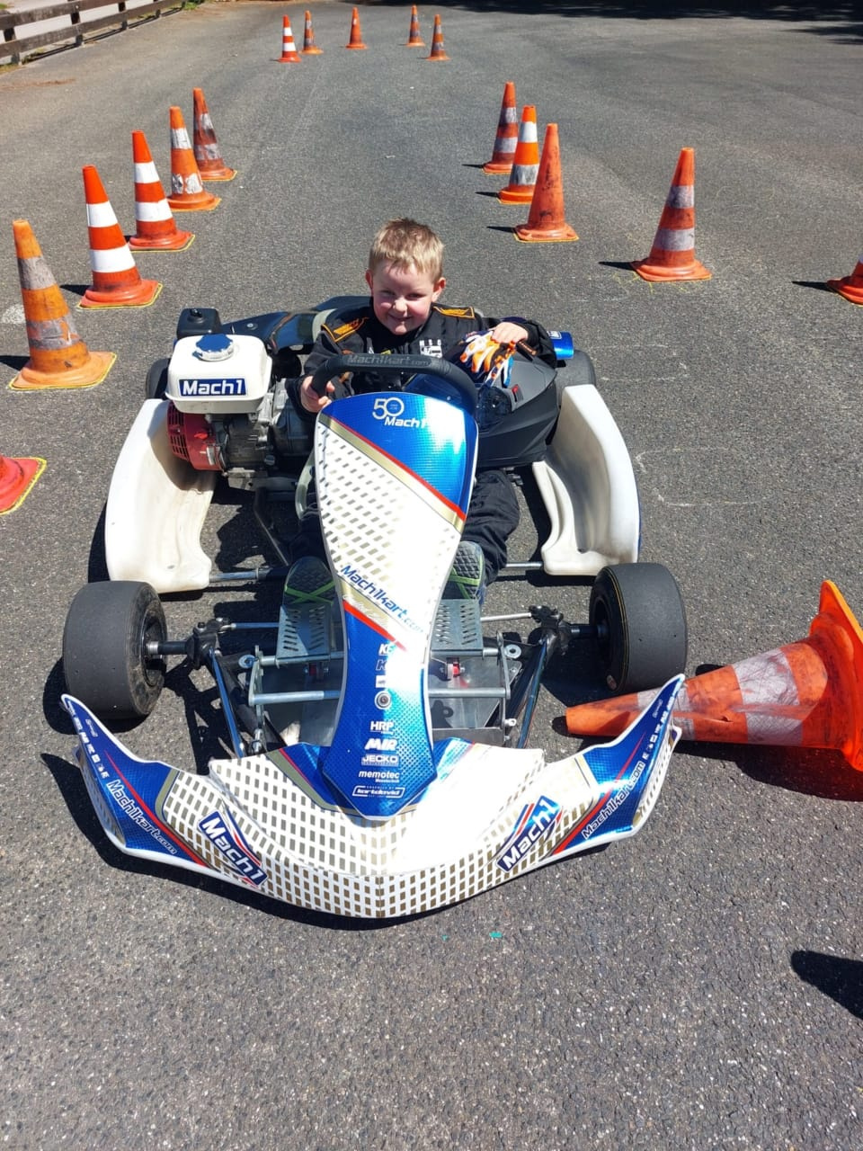 Dieses Bild zeigt Paul mit Rennanzug im Kart.