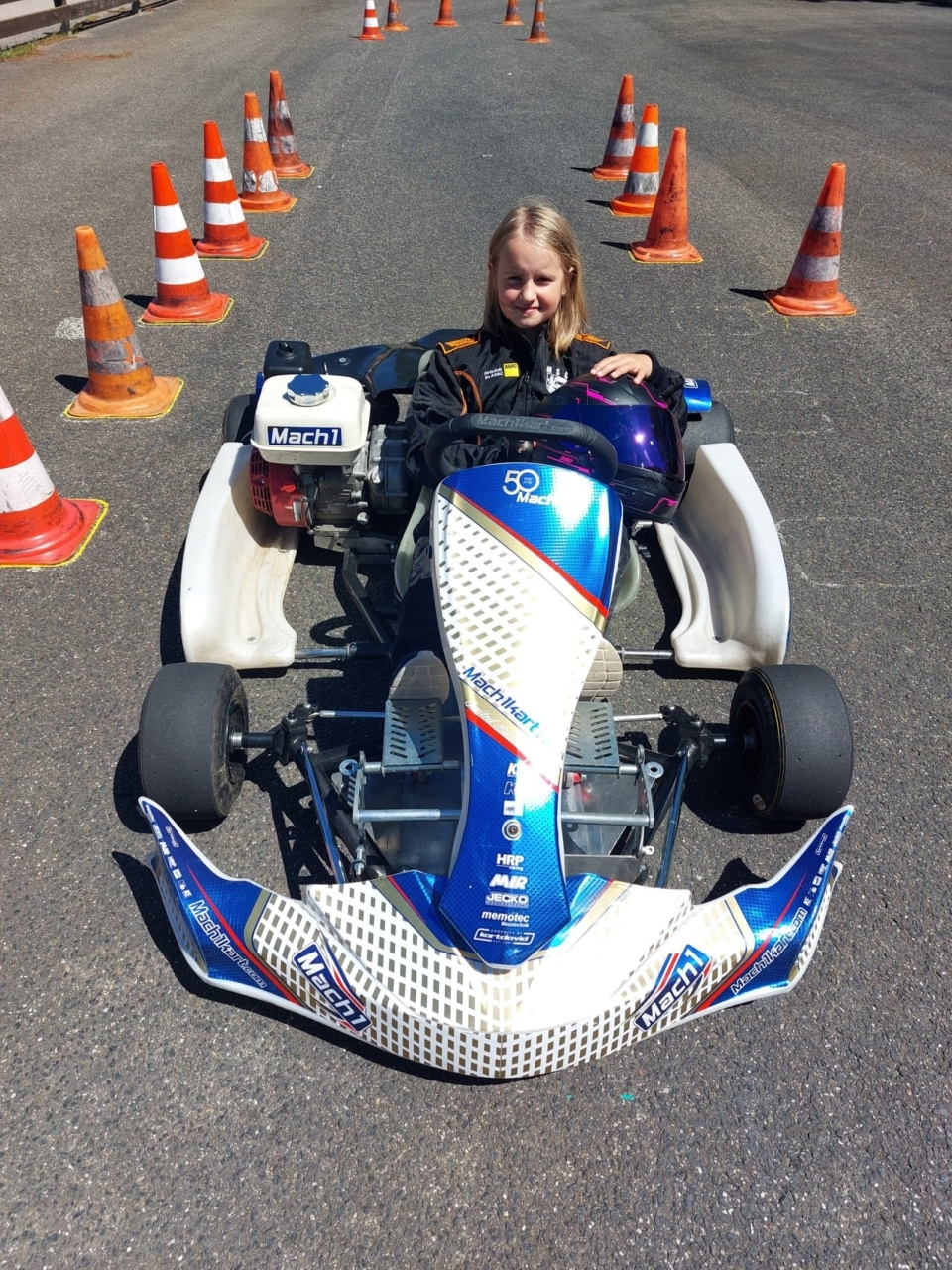 Dieses Bild zeigt Lena mit Rennanzug im Kart.