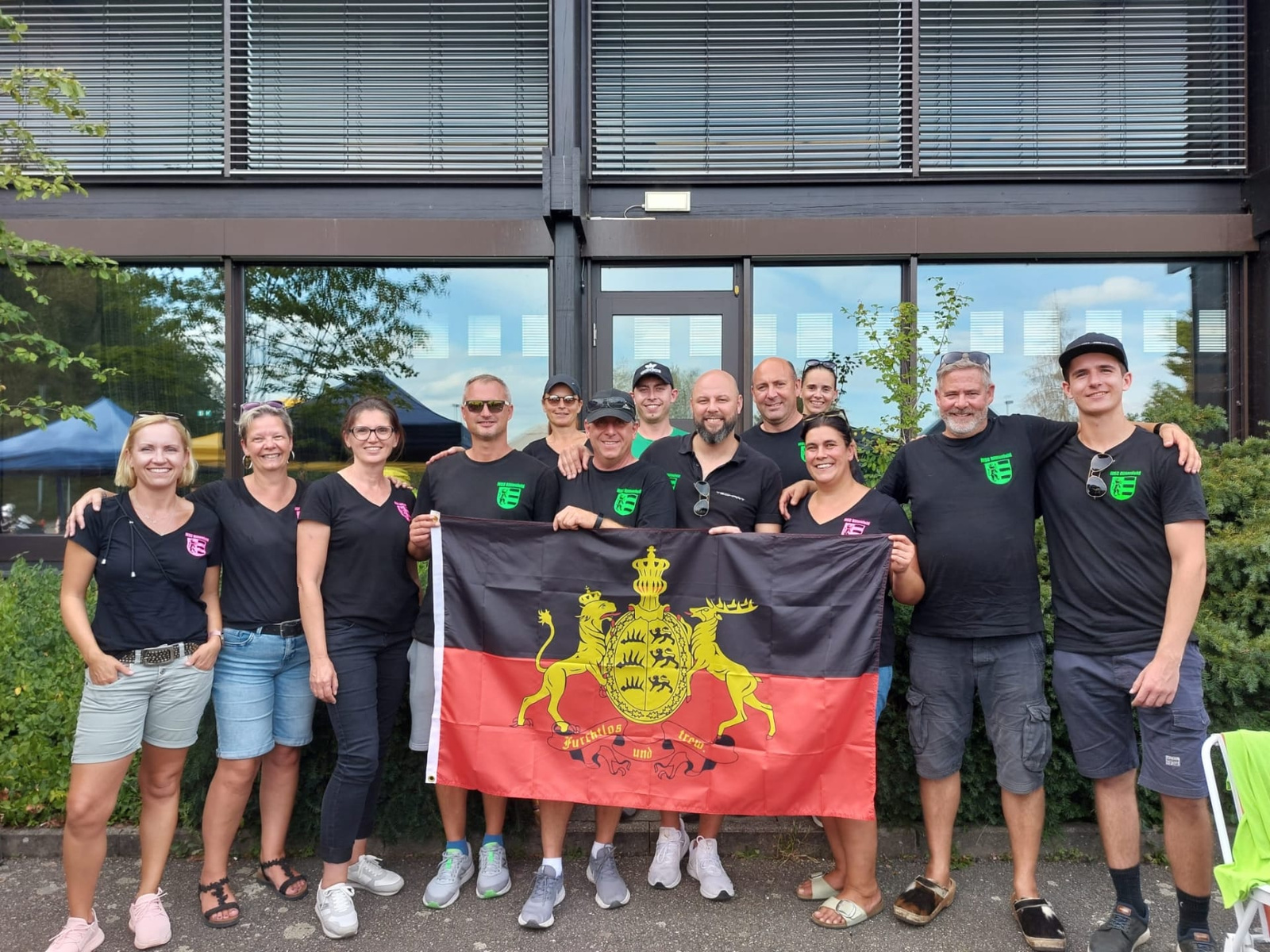Ein Gruppenfoto der Kartgruppe mit einer Württemberg-Flagge auf der Baden-Württembergischen Meisterschaft.