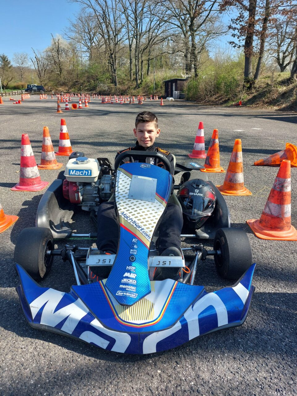 Dieses Bild zeigt Felix mit Rennanzug im Kart.