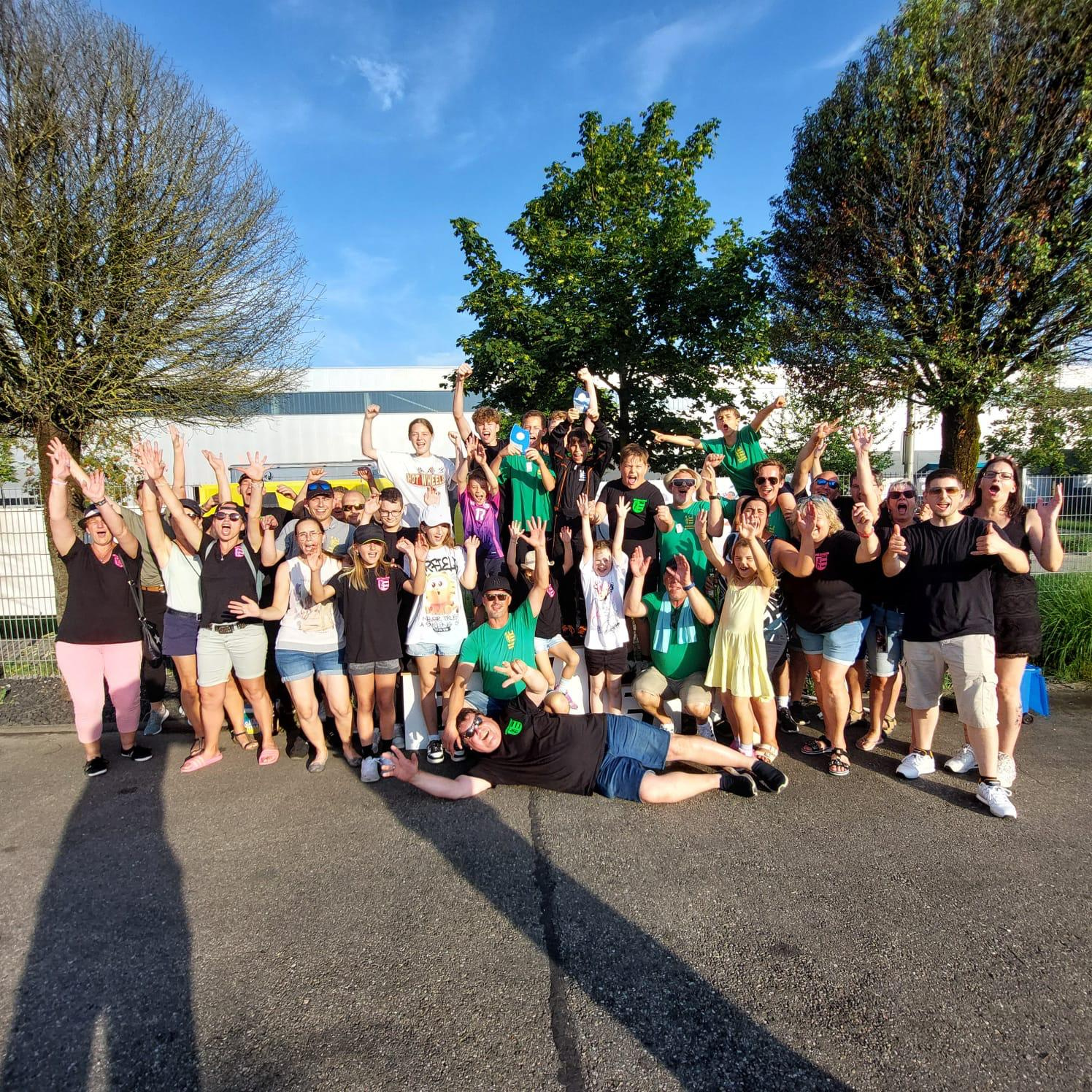Ein Gruppenbild mit allen Kindern und Eltern der Kartgruppe am Jubeln beim Saisonabschluss 2024.