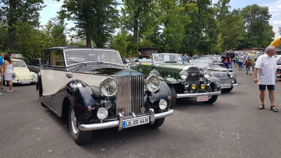 Ein alter Rollce Royce steht auf unserem Oldtimertreffen in einer Reihe mit vielen anderen schönen historischen Autos.