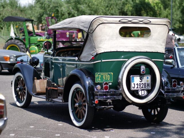 Ein grüner Oldtimer aus den 1920-30ern auf unserem Oldtimertreff.