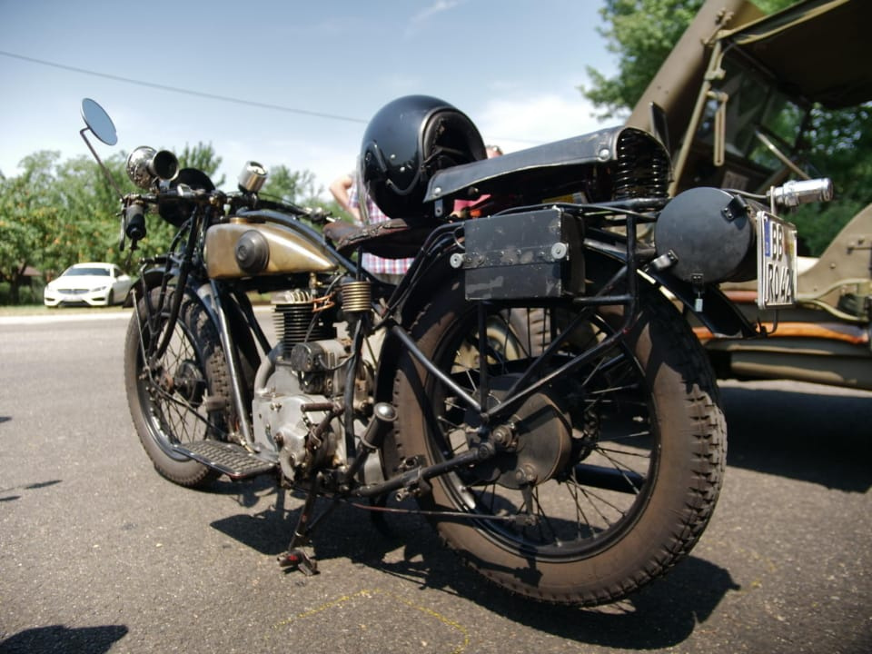 Bild von einem alten braunen Motorrad auf unserem Oldtimertreffen.