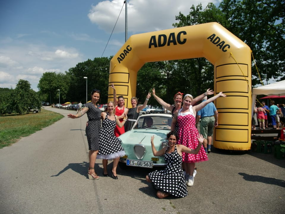 Unsere Traditionell gekleideten Damen begrüßen Gäste zum Oldtimertreffen.