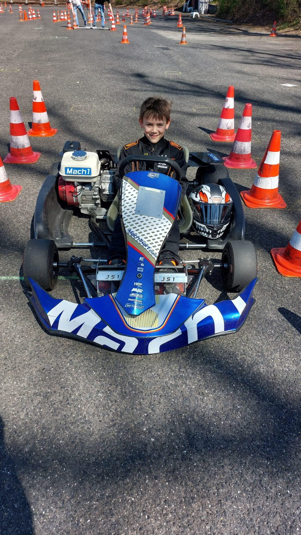 Dieses Bild zeigt Samuel mit Rennanzug im Kart.