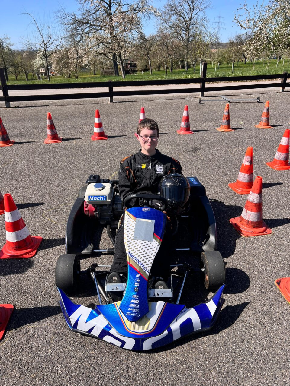 Dieses Bild zeigt Vincent mit Rennanzug im Kart.